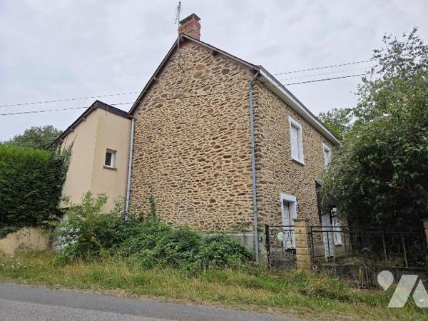 Entre MAYENNE et VILLAINES-LA-JUHEL (53), maison en pierres comprenant entrée, cuisine A/E, sal...