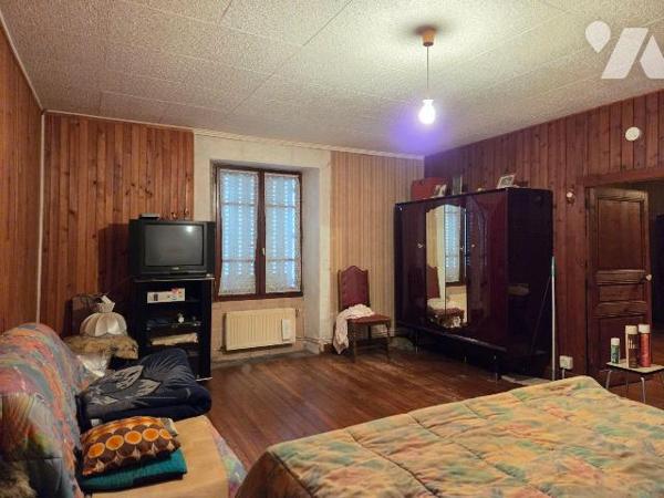 Entre MAYENNE et VILLAINES-LA-JUHEL (53), maison en pierres comprenant entrée, cuisine A/E, sal...