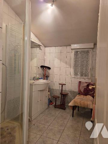 Entre MAYENNE et VILLAINES-LA-JUHEL (53), maison en pierres comprenant entrée, cuisine A/E, sal...