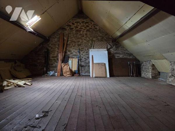 Entre MAYENNE et VILLAINES-LA-JUHEL (53), maison en pierres comprenant entrée, cuisine A/E, sal...