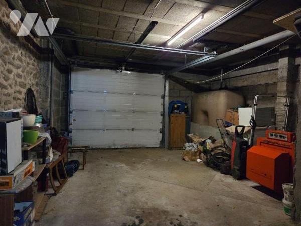 Entre MAYENNE et VILLAINES-LA-JUHEL (53), maison en pierres comprenant entrée, cuisine A/E, sal...