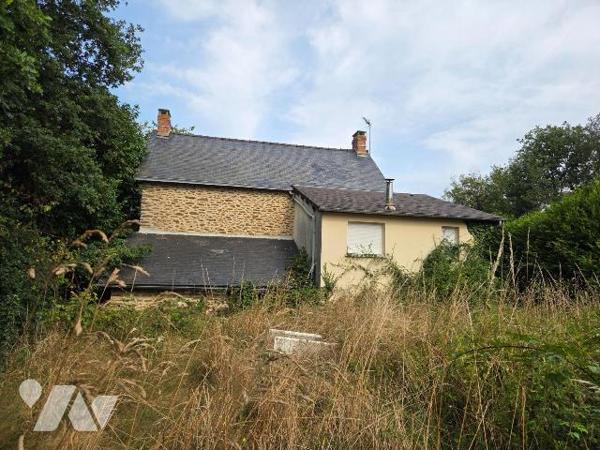 Entre MAYENNE et VILLAINES-LA-JUHEL (53), maison en pierres comprenant entrée, cuisine A/E, sal...