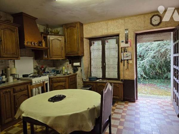 Entre MAYENNE et VILLAINES-LA-JUHEL (53), maison en pierres comprenant entrée, cuisine A/E, sal...