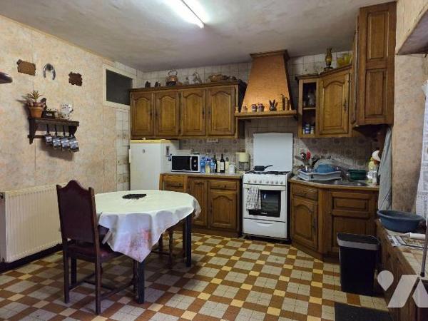Entre MAYENNE et VILLAINES-LA-JUHEL (53), maison en pierres comprenant entrée, cuisine A/E, sal...