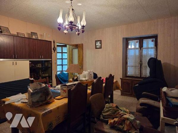 Entre MAYENNE et VILLAINES-LA-JUHEL (53), maison en pierres comprenant entrée, cuisine A/E, sal...