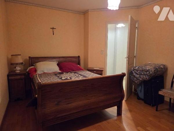 Entre MAYENNE et VILLAINES-LA-JUHEL (53), maison en pierres comprenant entrée, cuisine A/E, sal...