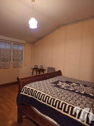 Entre MAYENNE et VILLAINES-LA-JUHEL (53), maison en pierres comprenant entrée, cuisine A/E, sal...