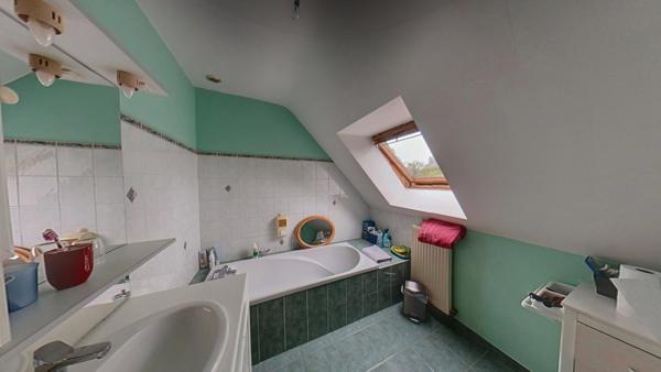 St Thual: A 7 mn axe Rennes/St  Malo maison de 1998 avec 4 ch , grand terrain et dépendances. Rien a faire