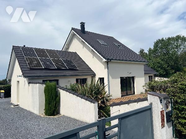 Maison récente de 158 m² habitables avec garage, jardin de 948 m² et vues sur les Pyrénées.