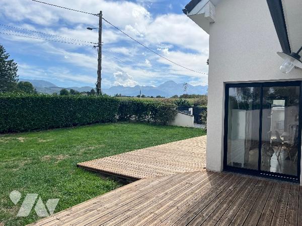 Maison récente de 158 m² habitables avec garage, jardin de 948 m² et vues sur les Pyrénées.