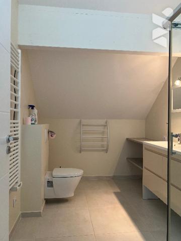 Maison récente de 158 m² habitables avec garage, jardin de 948 m² et vues sur les Pyrénées.