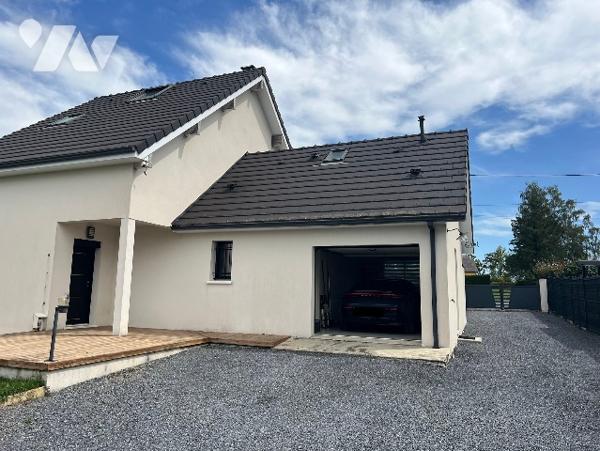 Maison récente de 158 m² habitables avec garage, jardin de 948 m² et vues sur les Pyrénées.