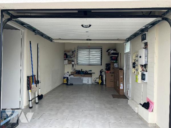 Maison récente de 158 m² habitables avec garage, jardin de 948 m² et vues sur les Pyrénées.