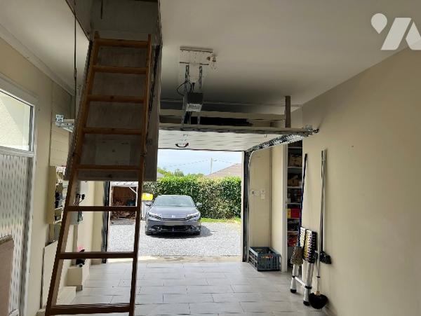 Maison récente de 158 m² habitables avec garage, jardin de 948 m² et vues sur les Pyrénées.