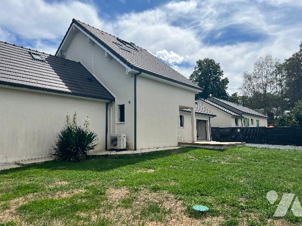 Maison récente de 158 m² habitables avec garage, jardin de 948 m² et vues sur les Pyrénées.