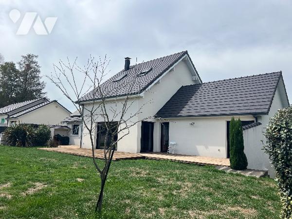 Maison récente de 158 m² habitables avec garage, jardin de 948 m² et vues sur les Pyrénées.