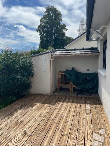Maison récente de 158 m² habitables avec garage, jardin de 948 m² et vues sur les Pyrénées.