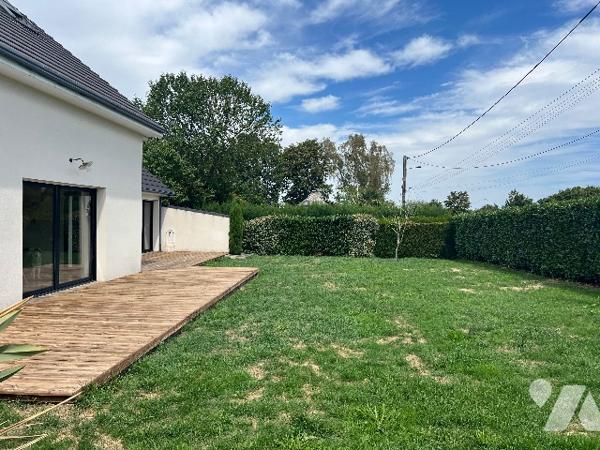 Maison récente de 158 m² habitables avec garage, jardin de 948 m² et vues sur les Pyrénées.