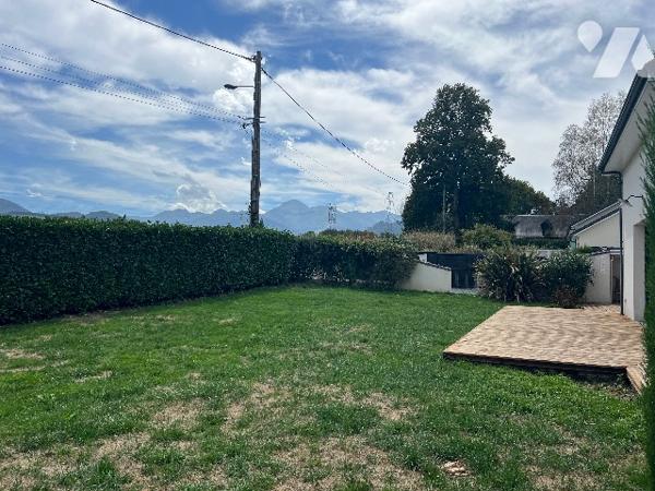 Maison récente de 158 m² habitables avec garage, jardin de 948 m² et vues sur les Pyrénées.