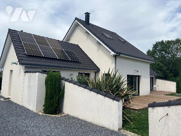 Maison récente de 158 m² habitables avec garage, jardin de 948 m² et vues sur les Pyrénées.