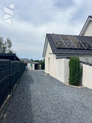 Maison récente de 158 m² habitables avec garage, jardin de 948 m² et vues sur les Pyrénées.