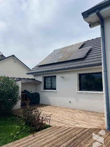Maison récente de 158 m² habitables avec garage, jardin de 948 m² et vues sur les Pyrénées.