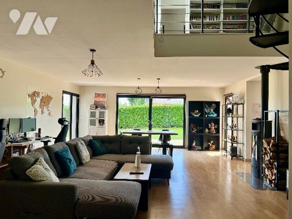 Maison récente de 158 m² habitables avec garage, jardin de 948 m² et vues sur les Pyrénées.