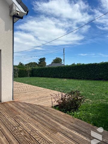 Maison récente de 158 m² habitables avec garage, jardin de 948 m² et vues sur les Pyrénées.