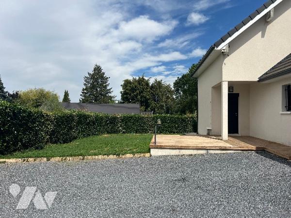 Maison récente de 158 m² habitables avec garage, jardin de 948 m² et vues sur les Pyrénées.