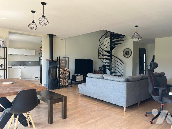 Maison récente de 158 m² habitables avec garage, jardin de 948 m² et vues sur les Pyrénées.