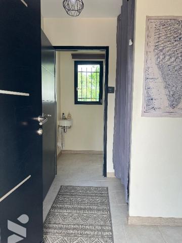 Maison récente de 158 m² habitables avec garage, jardin de 948 m² et vues sur les Pyrénées.