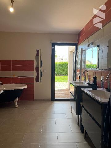 Maison récente de 158 m² habitables avec garage, jardin de 948 m² et vues sur les Pyrénées.