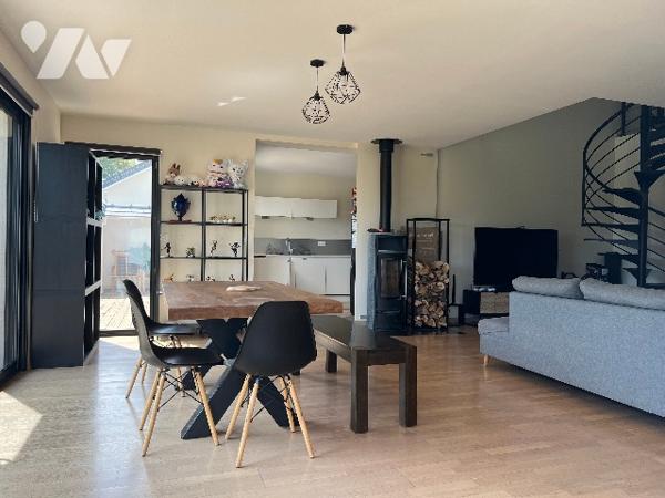 Maison récente de 158 m² habitables avec garage, jardin de 948 m² et vues sur les Pyrénées.