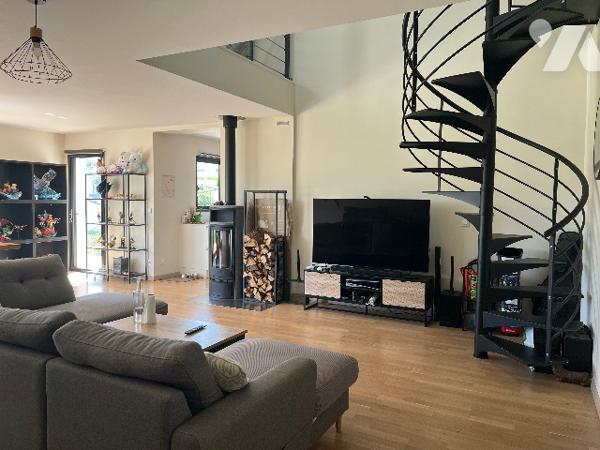 Maison récente de 158 m² habitables avec garage, jardin de 948 m² et vues sur les Pyrénées.