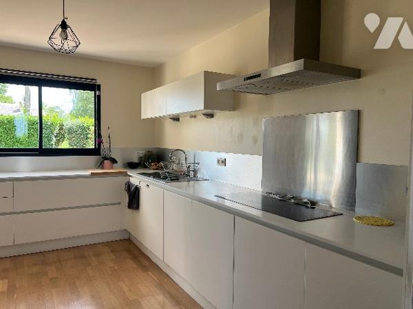 Maison récente de 158 m² habitables avec garage, jardin de 948 m² et vues sur les Pyrénées.