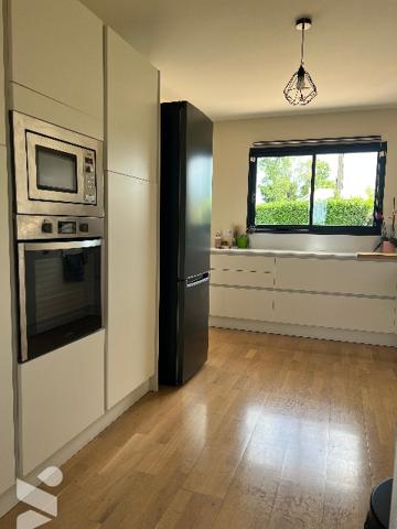 Maison récente de 158 m² habitables avec garage, jardin de 948 m² et vues sur les Pyrénées.