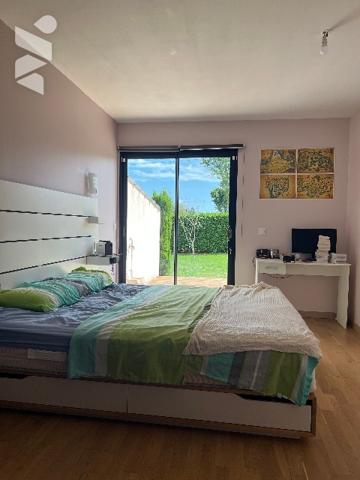 Maison récente de 158 m² habitables avec garage, jardin de 948 m² et vues sur les Pyrénées.