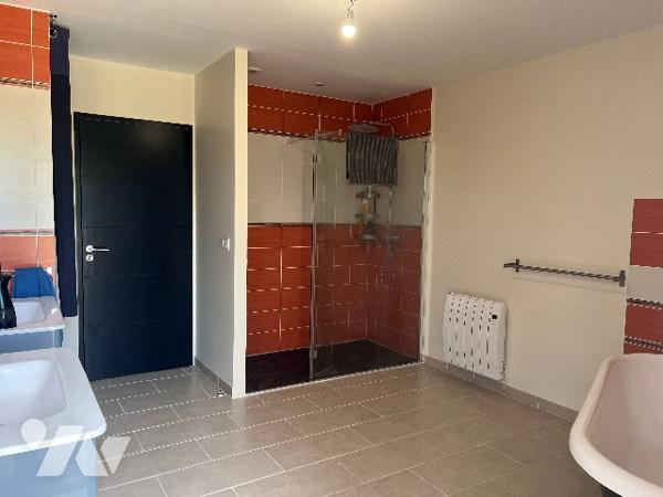Maison récente de 158 m² habitables avec garage, jardin de 948 m² et vues sur les Pyrénées.
