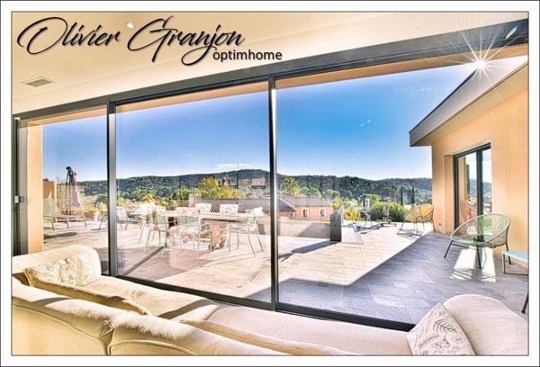 Villa de plain-pied avec piscine au calme et vue imprenable.