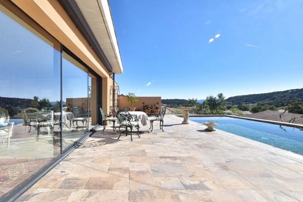 Villa de plain-pied avec piscine au calme et vue imprenable.
