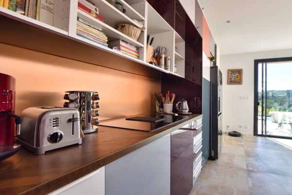 Villa de plain-pied avec piscine au calme et vue imprenable.