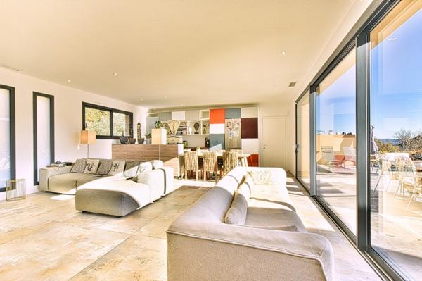 Villa de plain-pied avec piscine au calme et vue imprenable.