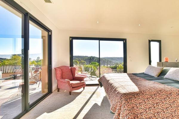 Villa de plain-pied avec piscine au calme et vue imprenable.