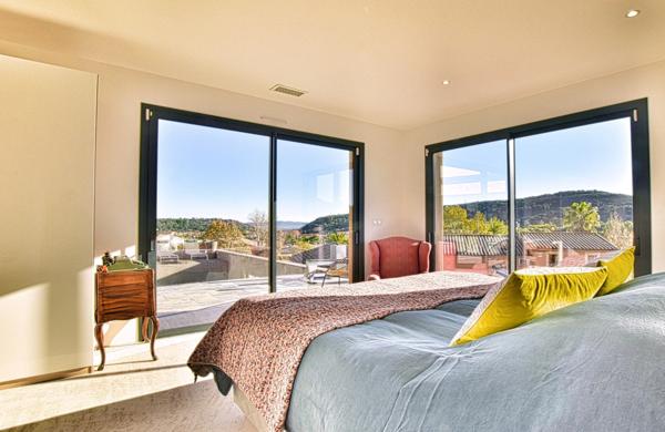 Villa de plain-pied avec piscine au calme et vue imprenable.