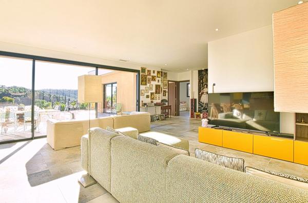 Villa de plain-pied avec piscine au calme et vue imprenable.