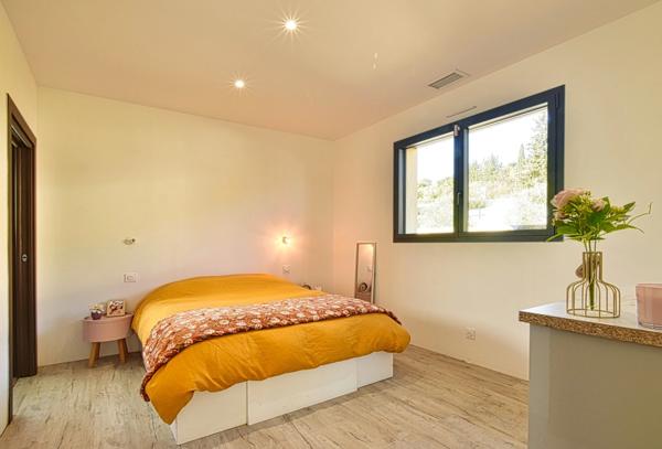 Villa de plain-pied avec piscine au calme et vue imprenable.