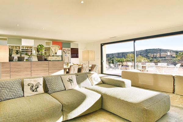 Villa de plain-pied avec piscine au calme et vue imprenable.