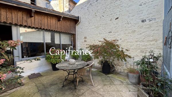 Maison bourgeoise à vendre 5 pièces au coeur de SAINT SAVINIEN (17) - 2 chambres - terrasse et jardin + dépendance