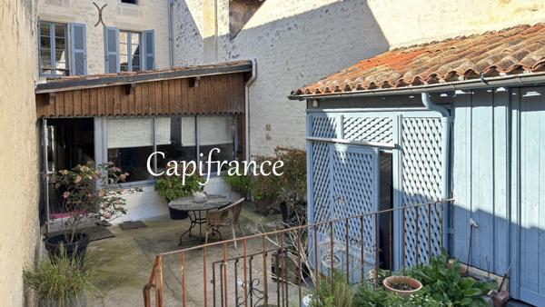 Maison bourgeoise à vendre 5 pièces au coeur de SAINT SAVINIEN (17) - 2 chambres - terrasse et jardin + dépendance