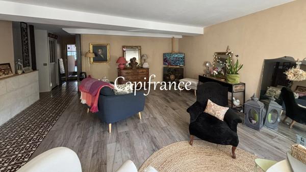 Maison bourgeoise à vendre 5 pièces au coeur de SAINT SAVINIEN (17) - 2 chambres - terrasse et jardin + dépendance